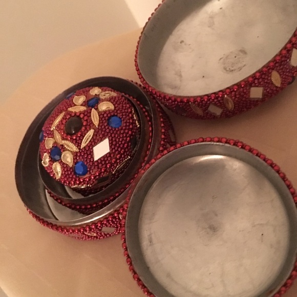 Detailed Nesting Boxes - Picture 2 of 7